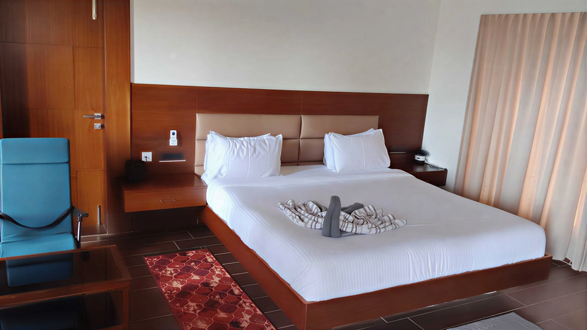 Deluxe rooms & suites